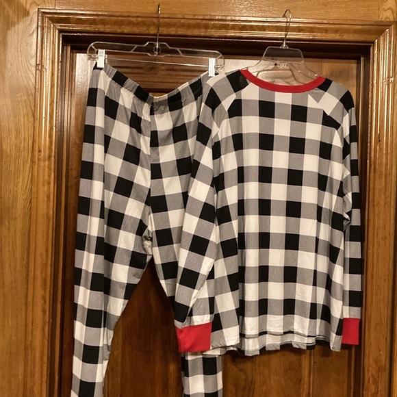 NWT 2X Black & White Plaid Pajamas with Red Trim - Picture 9 of 12